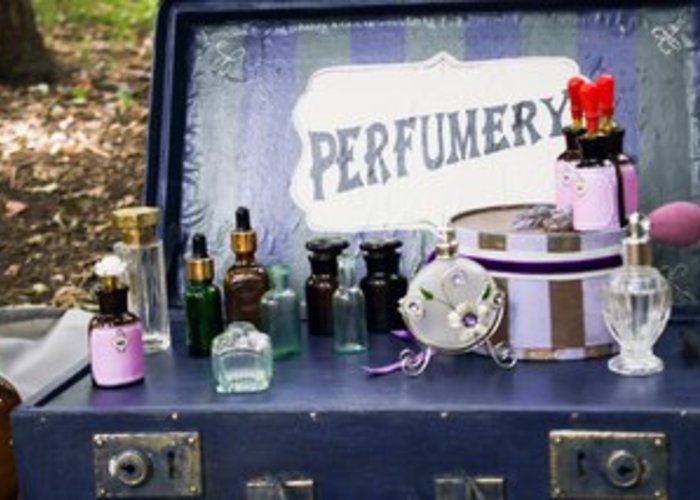 The Vintage Perfume Museum -«Aromas Theater iki Lange»