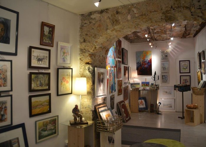 Gallery at 11 rue de la Capelle